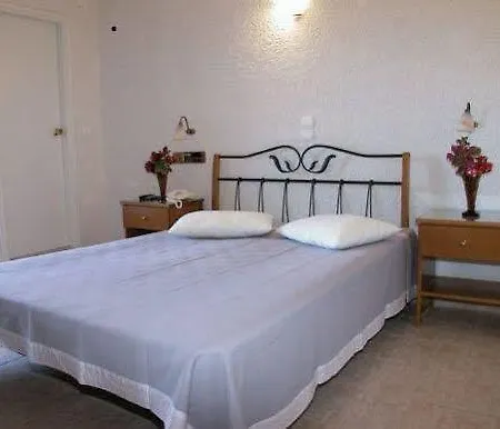Willy's & 3* Finikas (Syros)